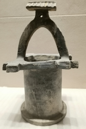 灰陶水井