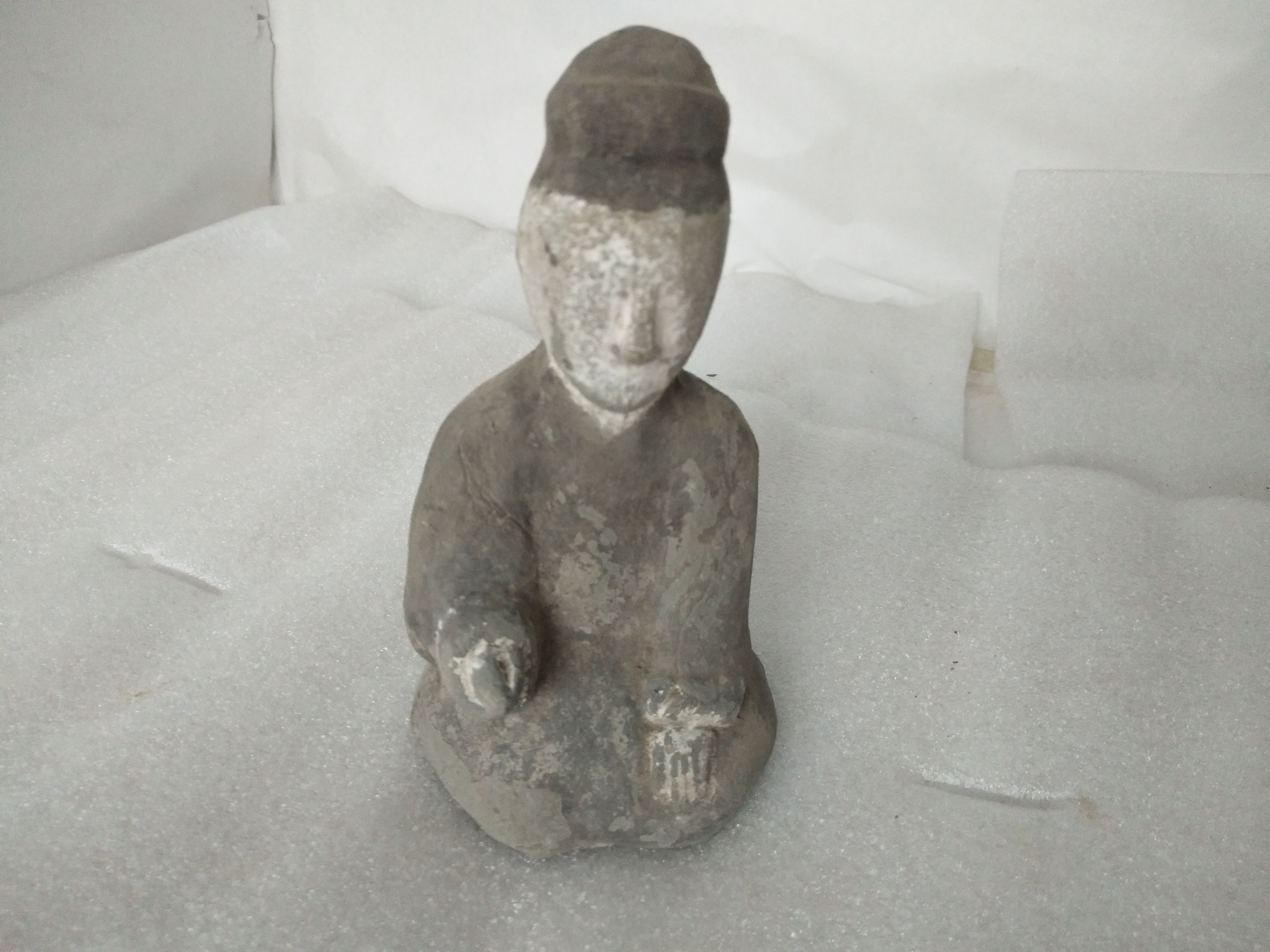 灰陶彩绘陶俑