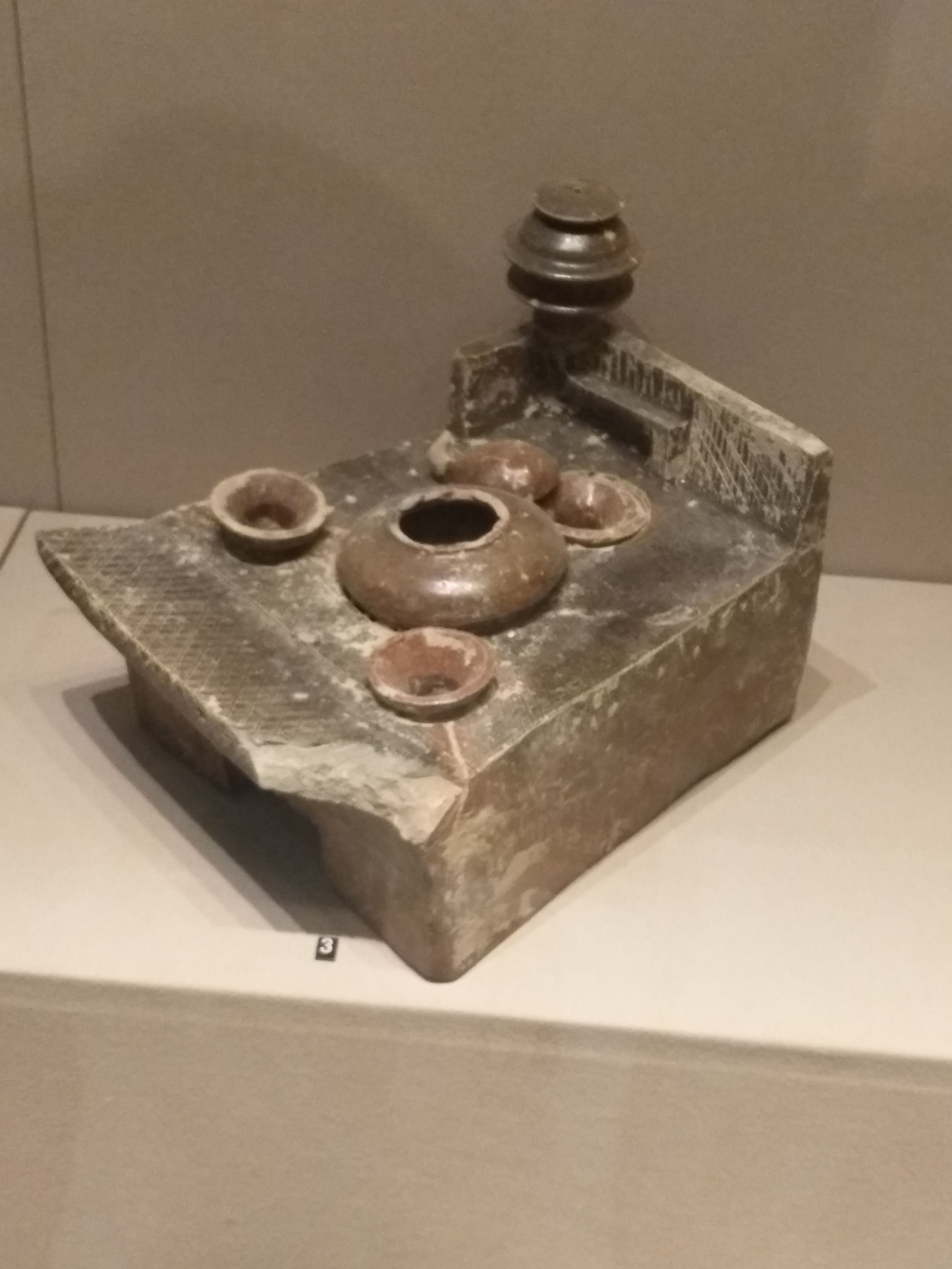 灰陶褐釉刻画灶