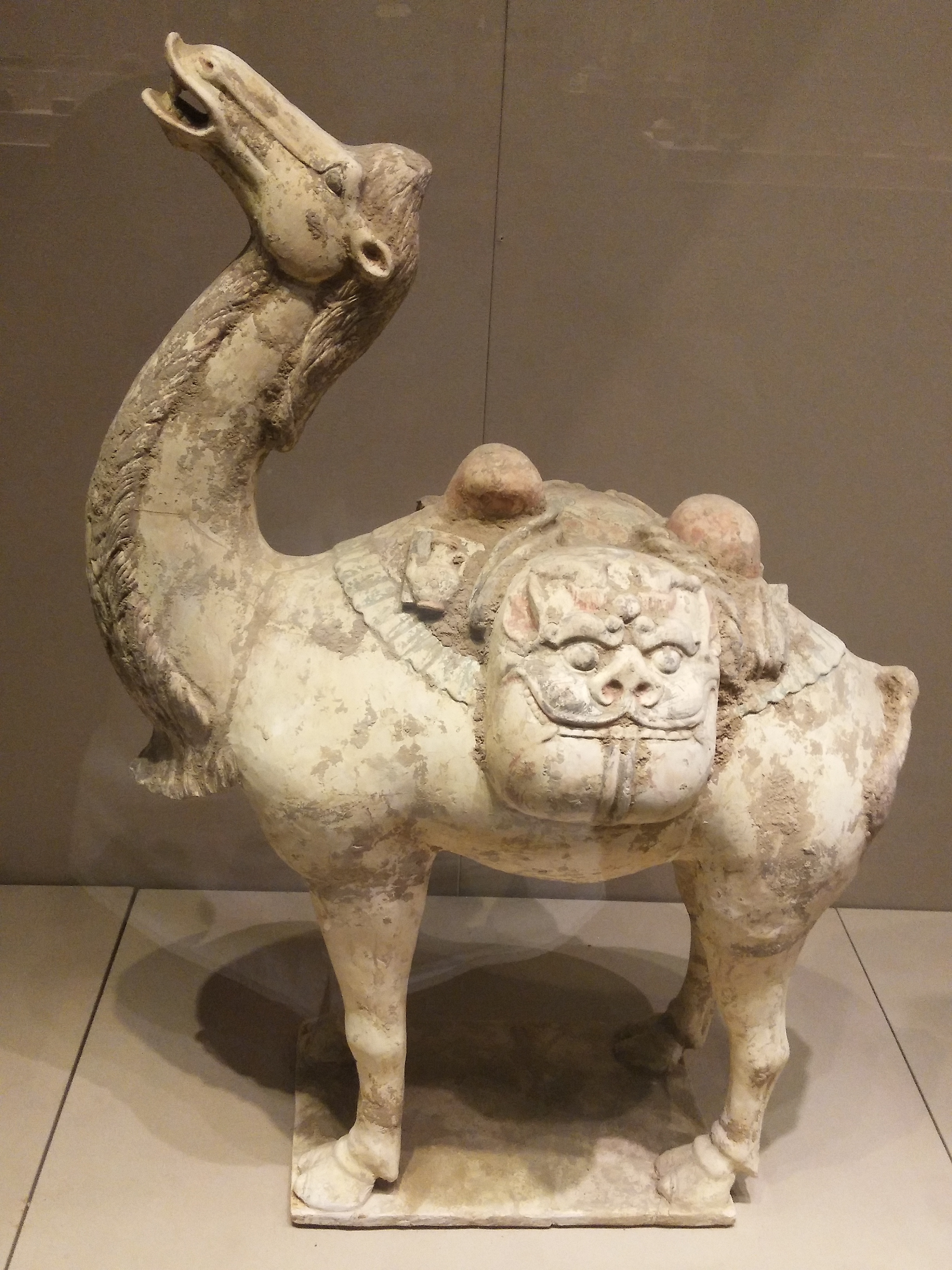 白陶彩绘骆驼