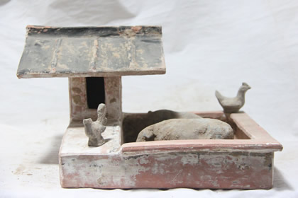红陶彩绘猪侧圈