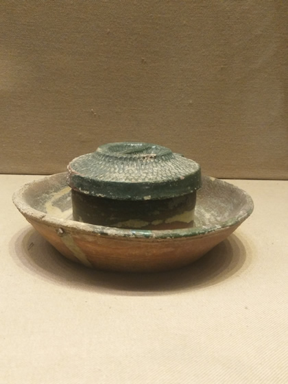 红陶绿釉圆形磨